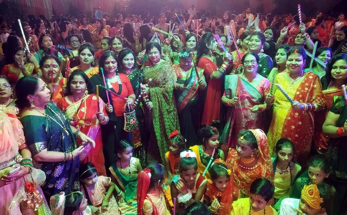 दुर्गा पूजा गरबा डांडिया में महिलाओं ने बिखेरी छटा