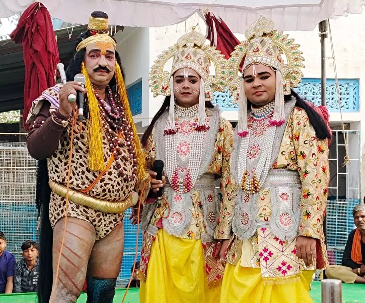 रामलीला में मंचन करते कलाकार।
