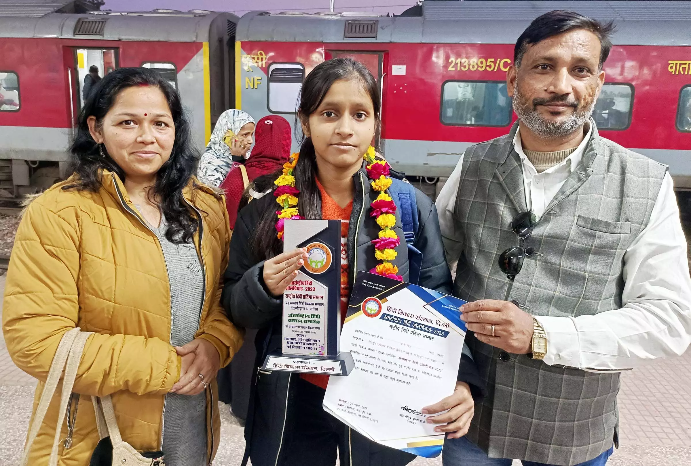 माता-पिता के साथ रेलवे स्टेशन में मौजूद छात्रा बानी सिंह।