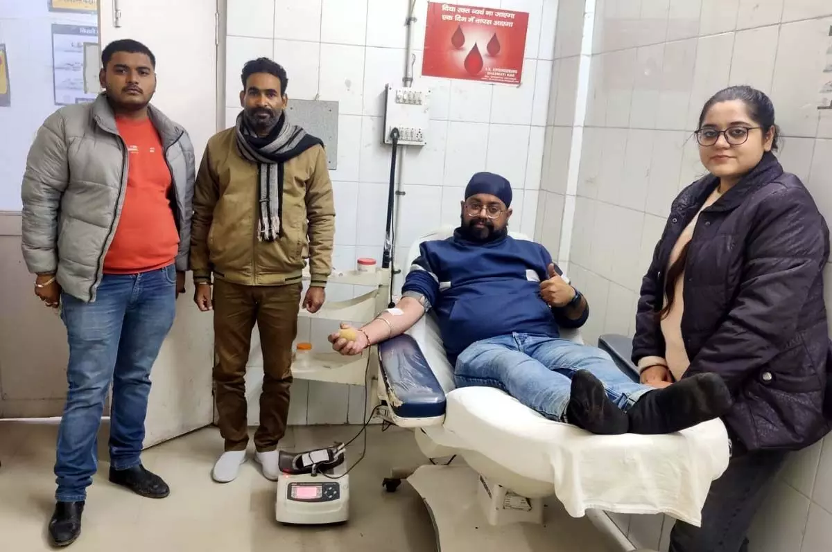 साहेबजादों के शहीदी दिवस पर किया रक्तदान जिला अस्पताल में रक्तदान करते गुरमीत सिंह।