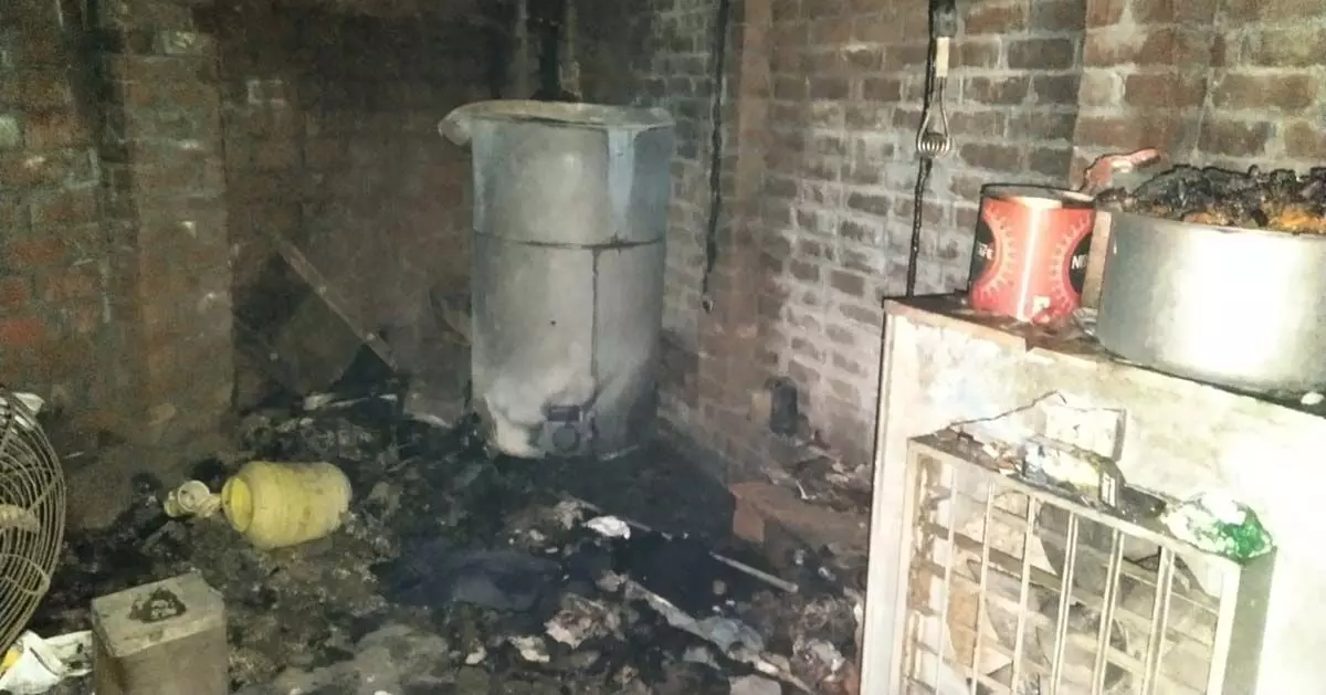 घर में आग लगाने वाले आरोपी को गिरफ्तार करने की गुहार आग से जला हुआ सामान।