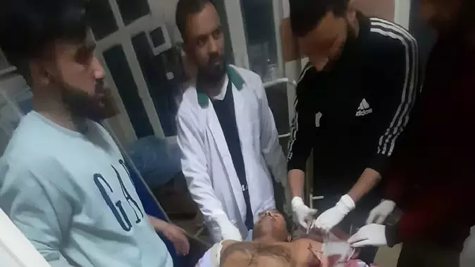 Jammu Kashmir: अनंतनाग में आतंकी हमला, एक गैर कश्मीरी नागरिक को निशाना बनाते हुए फायरिंग, इलाज के दौरान मौत