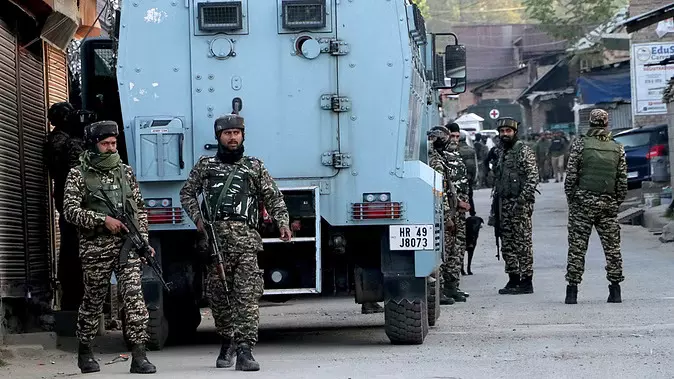 Pulwama Encounter: पुलवामा में मुठभेड़, सुरक्षाबलों ने लश्कर कमांडर समेत दो आतंकवादी किए ढेर