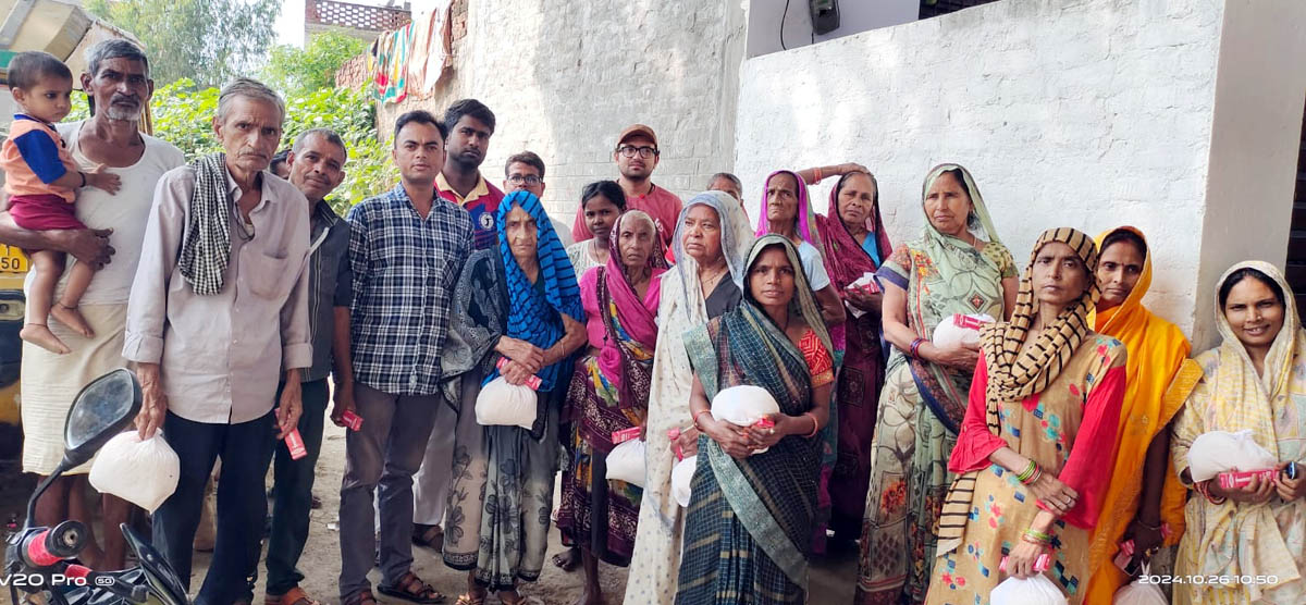 दीपावली पर्व से पूर्व बुजुर्गों व बच्चों को वितरित की मिठाइयां