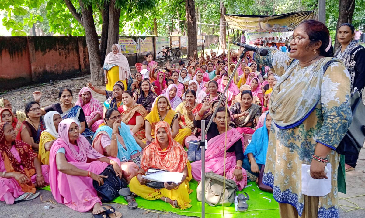 पोषण ट्रैकर के आधार पर पोषाहार न मिलने पर दिया धरना