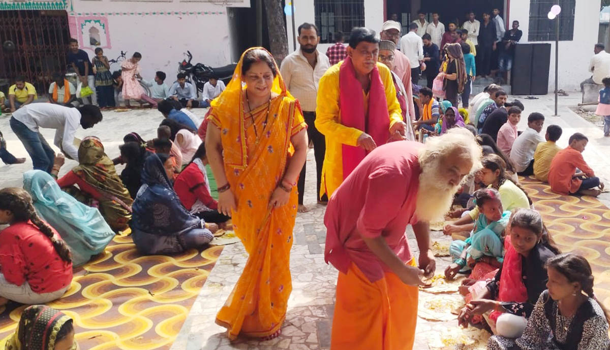  समाजसेवी ने दुर्गा मंदिर में किया देवी पूजन