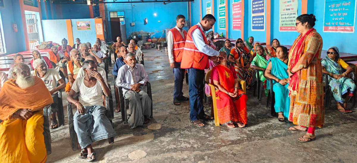 वृद्धजनों का स्वास्थ्य परीक्षण कर वितरित कीं दवाएं