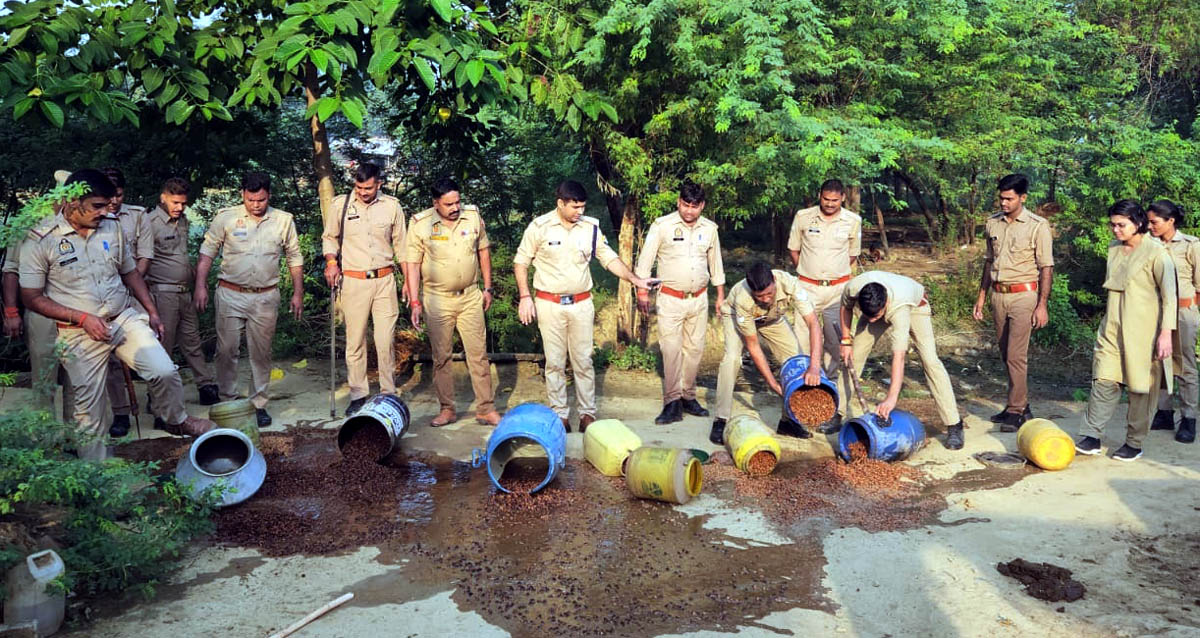 कच्ची शराब बनाने वाले दो अभियुक्त गिरफ्तार