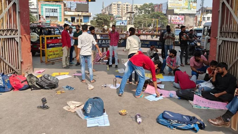 IIT BHU: दुष्कर्म के बाद प्रदर्शन के दौरान हुई मारपीट में  छात्रों को किया सस्पेंड, 11 महीने बाद हुई कार्रवाई