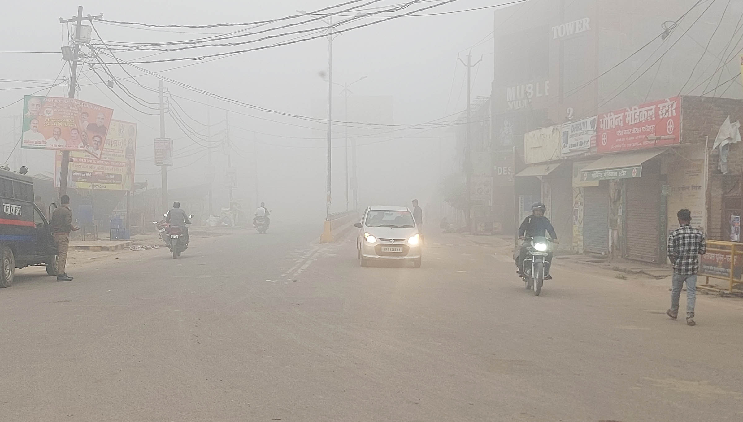 दोपहर तक छाया रहा घना कोहरा,लाइट जलाकर चले वाहन,सीजन का पहला घना कोहरा