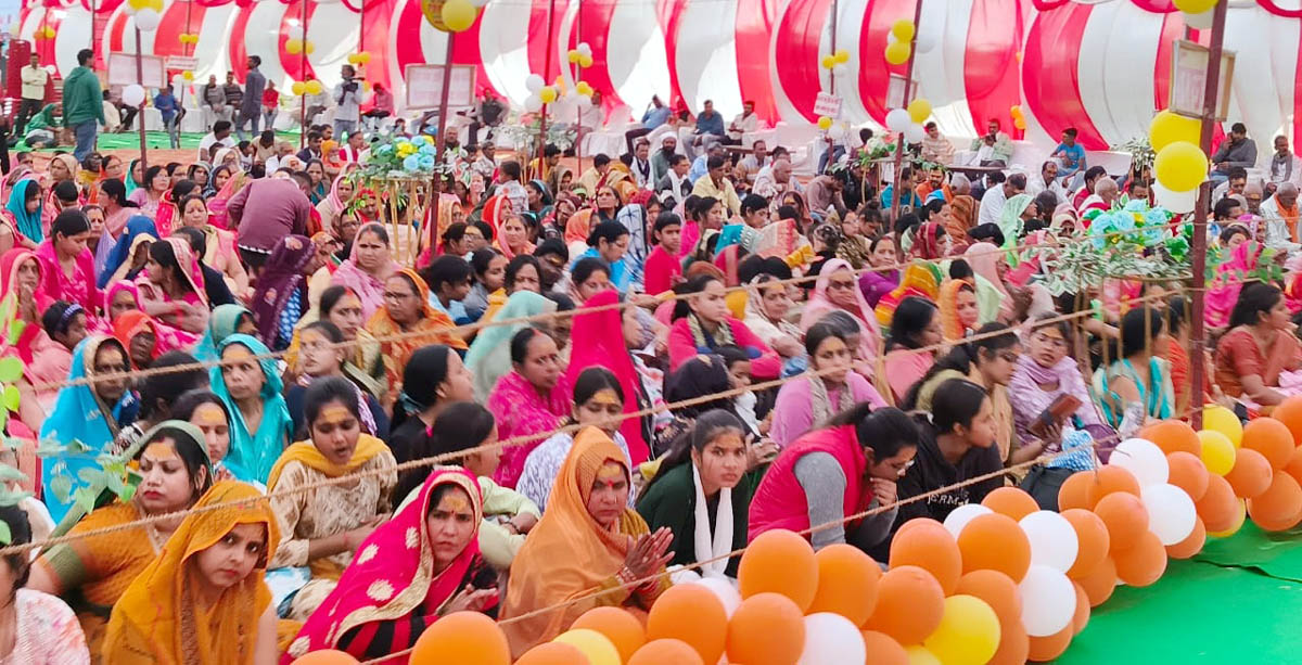 हवन में भक्तो ने दी आहुति,श्री बालाजी सरकार के भंडारे में भक्तों ने चखा प्रसाद