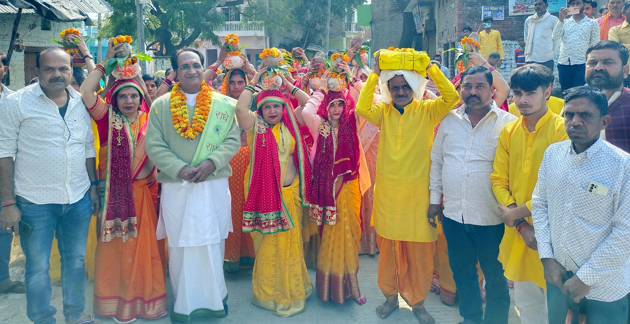 श्रीमद भागवत महापुराण के शुभारंभ पर निकली कलश यात्रा