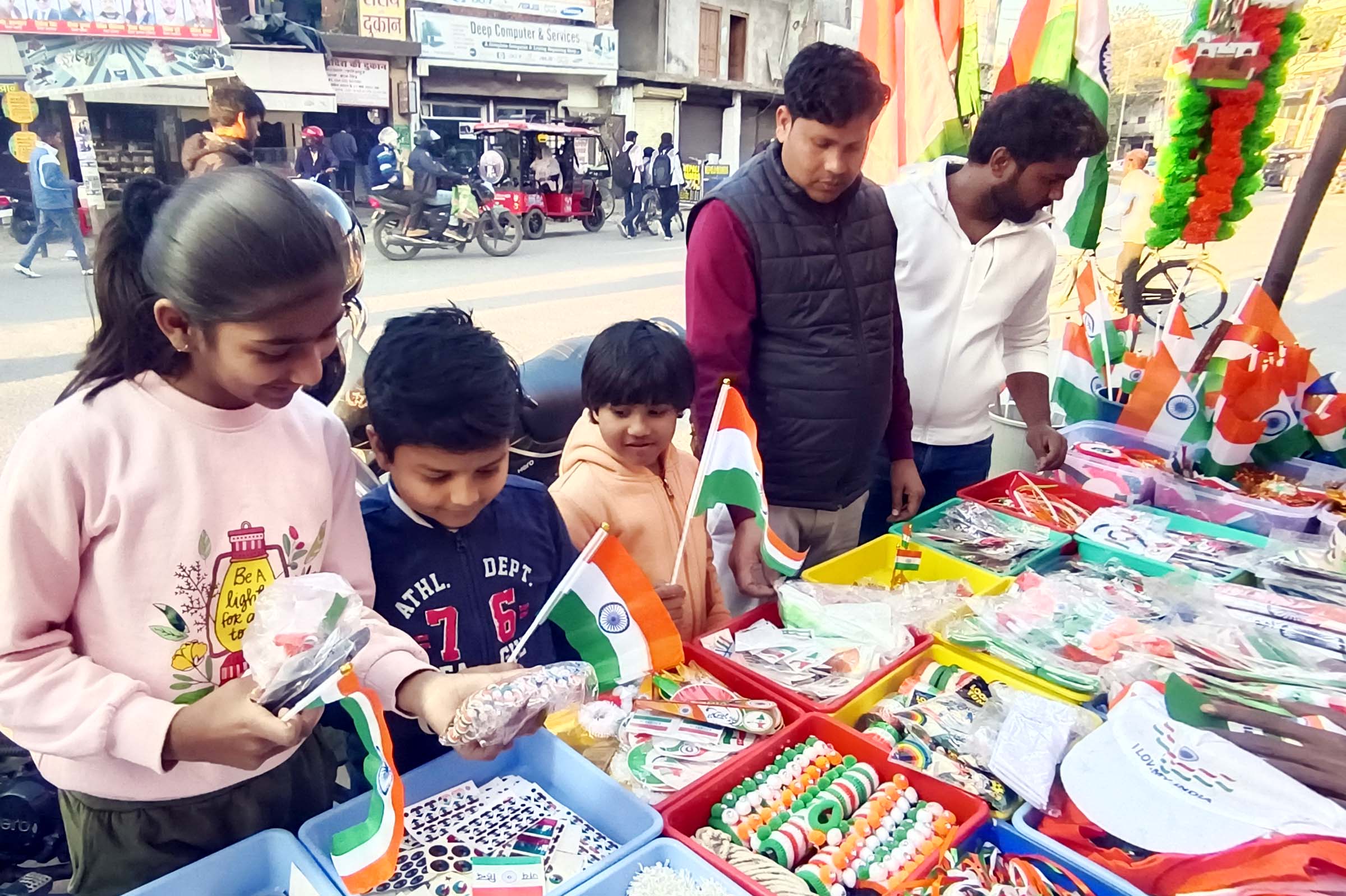 गणतंत्र दिवस तैयारियां पूरी, जगह-जगह सजी रहीं राष्ट्रीय सामग्री की दुकानें