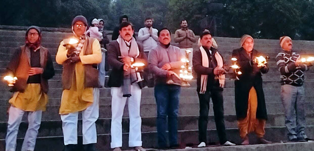 पूर्णिमा पर ओमघाट में हुई गंगा आरती, ओम घाट में गंगा आरती करते श्रद्धालु।