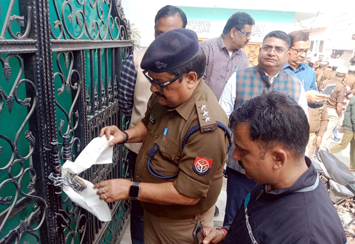 रजा की तीन करोड़ का सम्पत्ति फिर कुर्क,पुलिस ने मकान पर नोटिस लिखवाकर डाला ताला