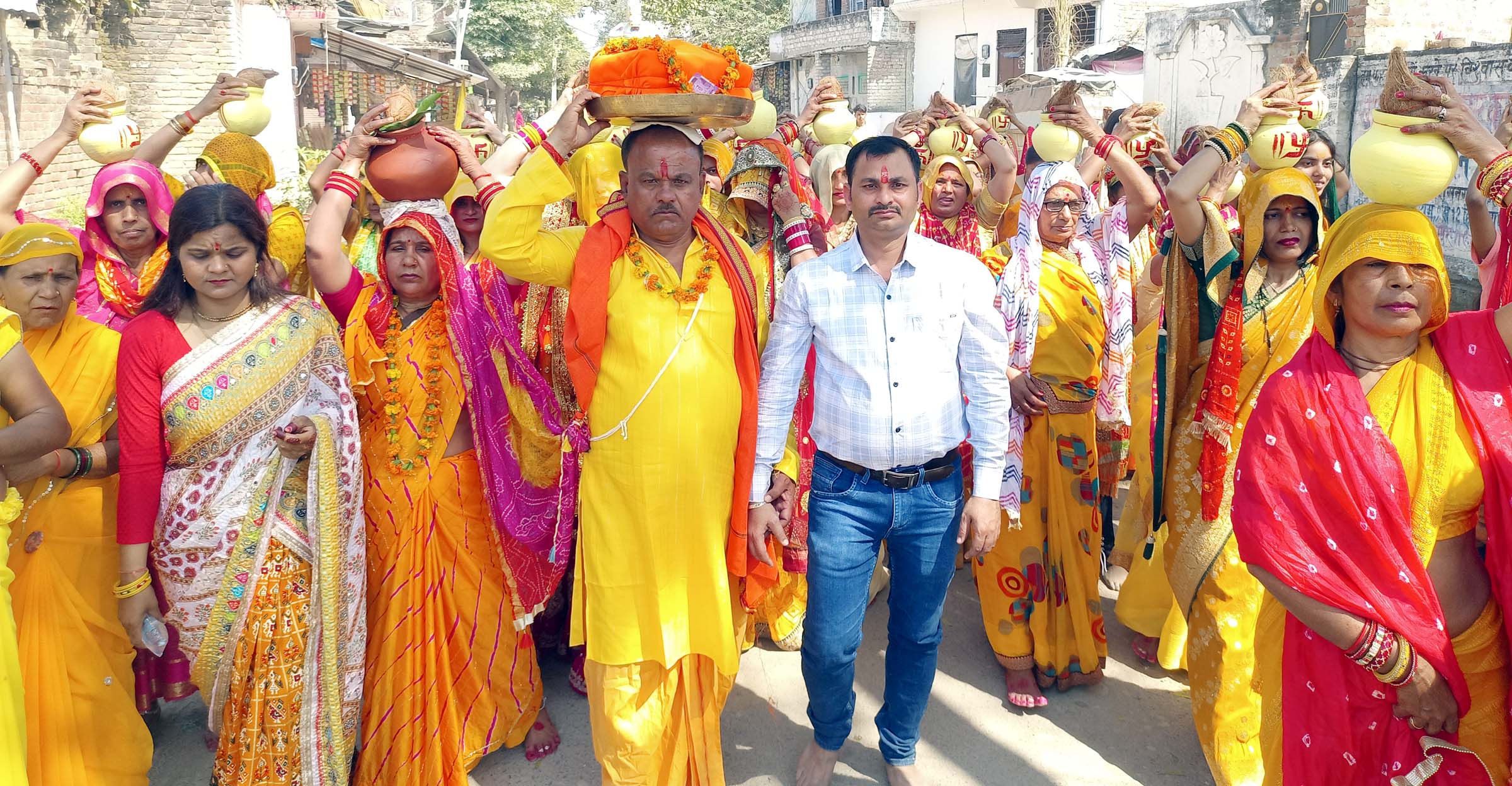 कलश यात्रा के साथ श्रीमद भागवत कथा शुरू