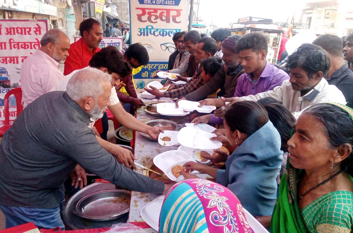 हिंदू-मुस्लिम भाईयों ने निभाई सहभागिता, इमाम के जन्मदिन पर कराया भण्डारा