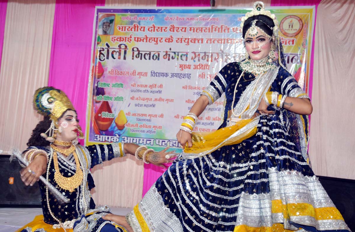 झांकियों से मोह लिया मन, अबीर गुलाल लगाकर एक दूसरे को दी बधाई