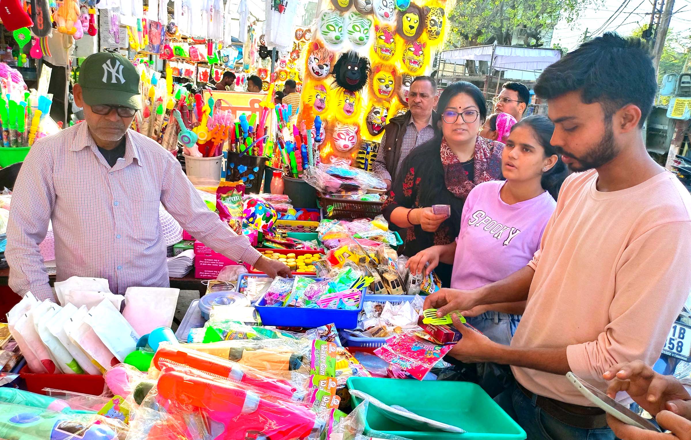 फागुन गीतों के बीच जिले भर में हुआ होलिका दहन