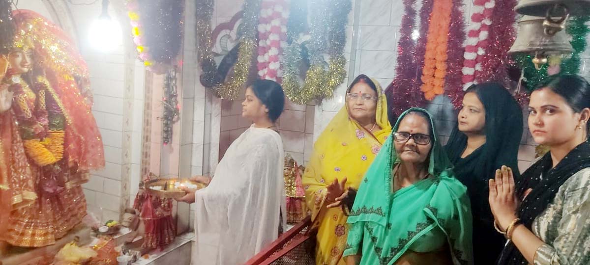 हवन पूजन के साथ धूप, दीपक से उतारी गई आरती, दरबार में अष्टमी की रही धूम